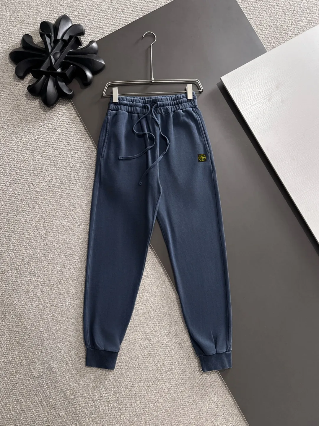 Next day shipping P720 Stone lsland/stone island high quality 2025 autumn and winter new casual heavy industry suit exclusively developed by yb! High quality production! The top version of the trading company channel order, external orders for imported custom fabrics, high breathability and comfort, impeccable details, absolutely worth buying! This type of suit is also a must-have for lazy people. You don’t have to think about how to match it, you can just get it in one set! Brand element design concept, delicate and soft feel! It presents a casual cut and the upper body shape is great! On sale simultaneously on the official website! From a high-end men's positioning brand, the low-key luxury taste is irresistible! Exquisite workmanship and impeccable quality! The overall style is simple, fashionable and timeless, fully meeting the requirements of stylish and tasteful dressing! Sizes: S to XL (or state your height and weight when placing an order)